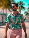 Homme qui marche dans la rue vêtu d'une chemise hawaïenne
