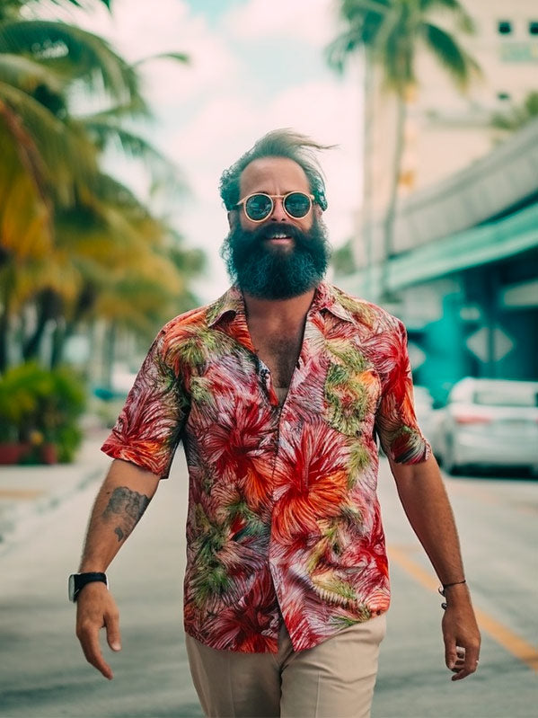 Homme qui marche dans la rue vêtu d'une chemise hawaïenne rouge