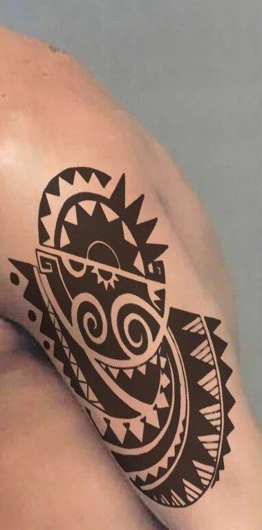 Tatouage tribal Maori coquillage épaule