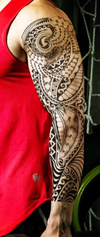 Tatouage polynésien esprit ancestral bras